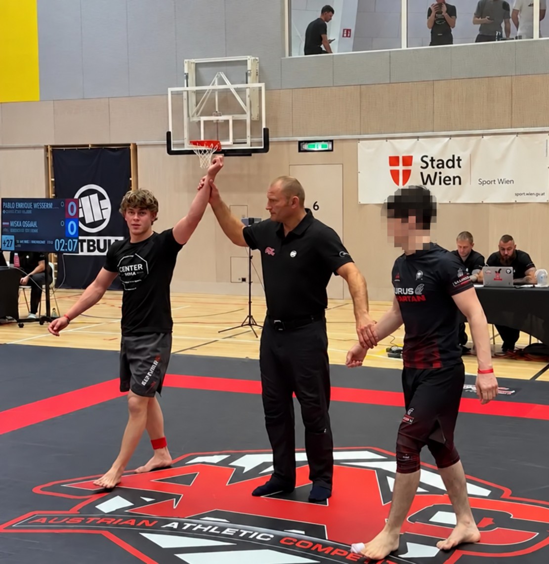 Center MMA Athlet nach einem Wettkampfsieg auf der Matte