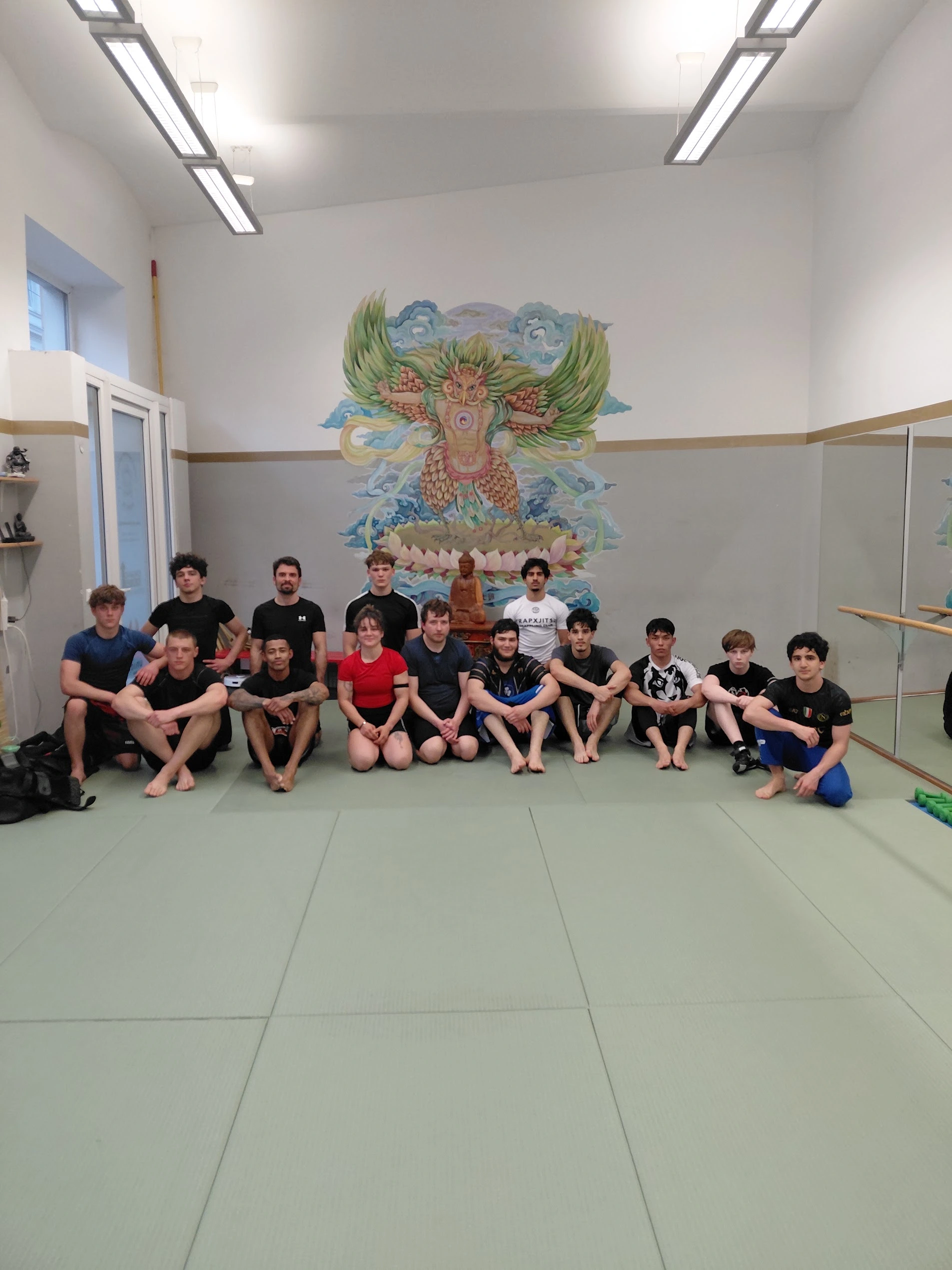 Gruppenfoto des Center MMA Teams im Trainingsraum