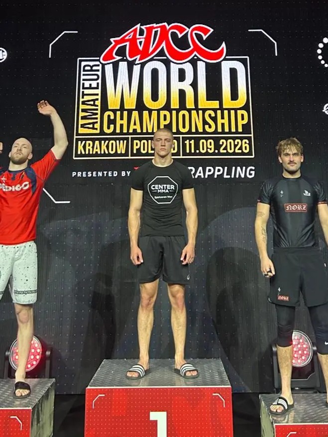 Center MMA Athlet mit Medaillen und Grappling-Meisterschaftsgürteln
